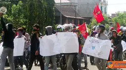 Citizen6, Sidrap: Puluhan mahasiswa yang tergabung dalam Ikatan Mahasiswa Muhammadiah Sidrap melakukan aksi demo menolak kenaikan BBM per 1 April. (Pengirim: Abdi Mantaring)