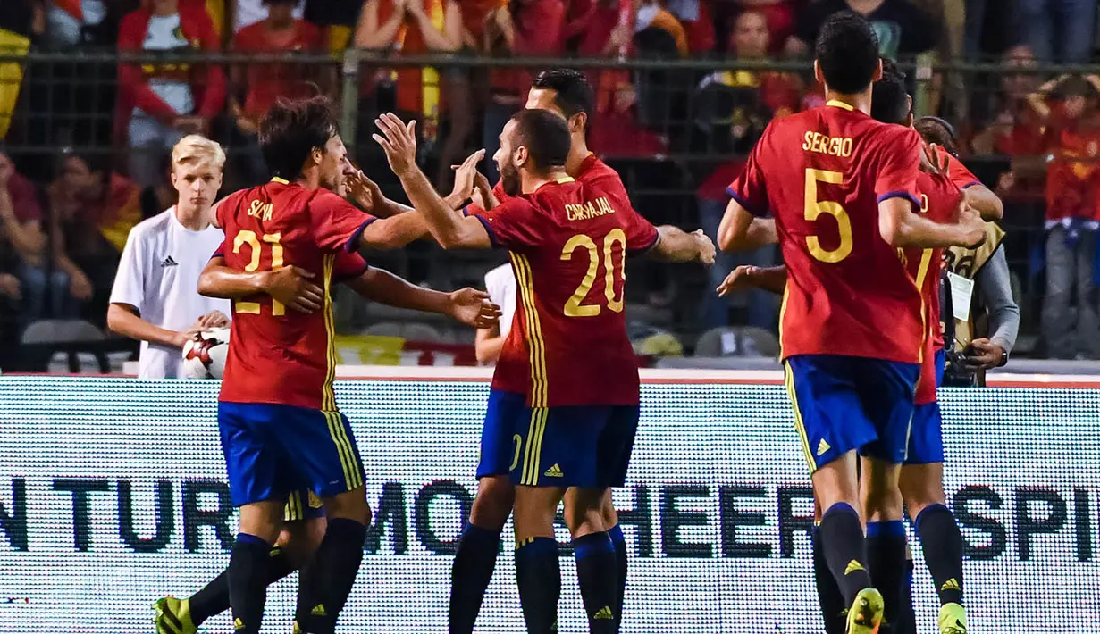 Para pemain Spanyol merayakan gol yang dicetak Daid Silva ke gawang Belgia. Gol kedua Spanyol dicetak David Silva melalui tendangan penalti. (AP/Geert Vanden Wijngaert)