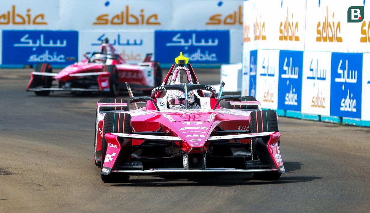 Pembalap Nisan Formula E Team, Norman Nato (depan) diikuti rekan setimnya, Oliver Rowland dalam sesi kualifikasi Formula E yang berlangsung di Sirkuit Internasional e-Prix, Ancol, Jakarta, Sabtu (21/06/2025) WIB. (Bola.com/M Iqbal Ichsan)