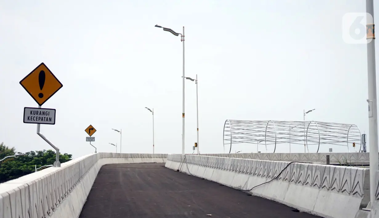 Suasana Flyover Lenteng Agung yang hampir rampung pengerjaannya di Jakarta Selatan, Rabu (4/11/2020). Kepala Dinas Bina Marga DKI Jakarta Hari Nugroho mengatakan warga bisa menikmati Flyover Lenteng Agung dan Tanjung Barat mulai awal 2021. (Liputan6.com/Immanuel Antonius)