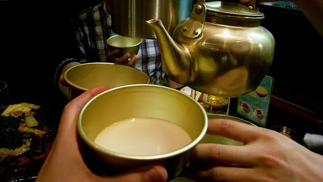 Menuangkan Makgeolli