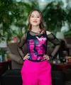 Adhisty Zara beri keberanian mendobrak batasandalam berpakaian dengan baju pink. [@zaraadhsty]
