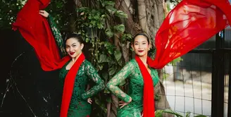 Happy Salma dan Ariel Tatum baru saja menari Jaipong berdua di Sukabumi, tepatnya di pertunjukan seni Sukabumi 1980. Keduanya kompak mengenakan tampilan yang sama, kebaya dan padu padan kain batik, serta selendang. Penampilan seorang penari. [Foto: Instagram/armanfebryan]
