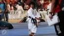 Seorang anak berlatih gerakan Kata jelang berlaga di Kejuaraan Dunia Karate SKIF ke-12 di JIExpo Kemayoran Jakarta, Jumat (26/8). Ratusan atlet dari 58 negara berlaga di ajang yang digelar hingga Minggu (28/8). (Liputan6.com/Helmi Fithriansyah)