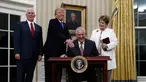 Rex Tillerson menandatangani dokumen usai diambil sumpah sebagai Menteri Luar Negeri (Menlu) AS dalam kabinet Presiden Donald Trump, di Gedung Putih, Washington, Rabu (1/2). Tillerson mendapat suara dukungan 56 berbanding 43. (AP Photo/Carolyn Kaster)