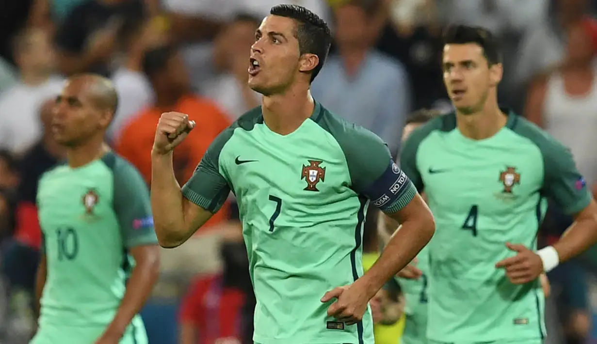 Kapten Portugal, Cristiano Ronaldo,  merayakan gol yang dicetaknya ke gawang Wales pada semifinal Piala Eropa. CR 7 menyamai rekor Michel Platini sebagai pencetak gol terbanyak di Piala Eropa dengan mencetak sembilan gol. (AFP/Francisco Leong)