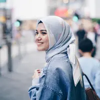 Herfiza Novianti, istri Ricky Harun yang semakin hari semakin cantik dengan balutan hijabnya. Mama muda yang satu ini sangat piawai memadu padankan busana dan hijab yang dipakainya sehari-hari. (Instagram/herfiza)