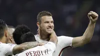 Striker AS Roma Edin Dzeko mencetak dua gol ke gawang AC Milan. Roma menang 4-1 atas Milan dalam lanjutan Liga Serie A Italia di Stadion San Siro, Senin (8/5/2017) dinihari WIB. (AP Photo/Luca Bruno)