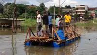 Cerita Warga Depok Bikin Getek untuk Lintasi 'Banjir Abadi' di Jalan Sawangan-Cipayung