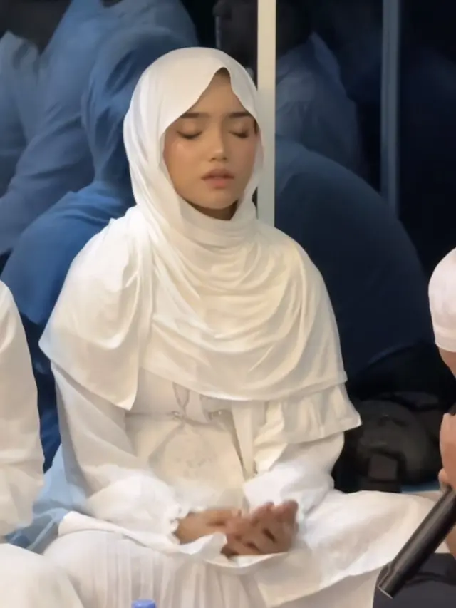 Hijab Meleyot Fuji An saat Pengajian Jelang Pernikahan Kakaknya