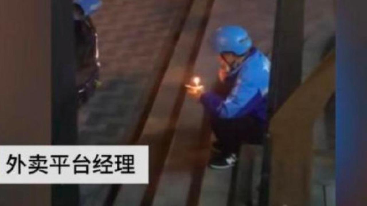 Dapat Kejutan Kue Ulang Tahun dari Pelanggannya, Kurir Makanan Menangis