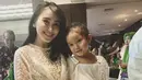 <p>Komentar pedas dan hujatan tak pernah jauh dari sosok Ayu Ting Ting. Namun, terlepas dari itu Ayu tetap tegar mengurus anaknya, Bilqis Khumairah Razak. Dan begini lah momen kompak mereka saat mengenakan baju kembaran. (Instagram/ayutingting92)</p>