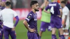 Pemain Fiorentina, Nicolas Gonzalez berdiri usai pertandingan melawan West Ham pada final UEFA Europa Conference League di Eden Arena di Praha, Rabu, 7 Juni 2023. (AP Photo/Darko Bandic)