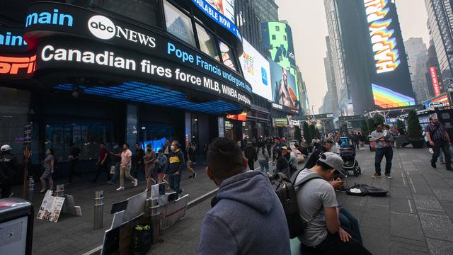 Time Square Dikepung Kabut Asap