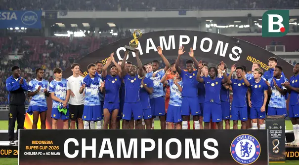 Pemain Chelsea mengangkat trofi juara Indonesia Super Cup 2026 setelah mengalahkan AC Milan dengan skor 3-0 pada laga pramusim di Stadion Utama Gelora Bung Karno (SUGBK), Jakarta, Sabtu (8/8/2026). Kemenangan The Blues dipastikan lewat dua gol Joao Pedro dan satu gol Moises Caicedo, sekaligus menghadirkan trofi perdana bagi pelatih Xabi Alonso sejak menangani Chelsea. (KapanLagi.com/Budy Santoso)