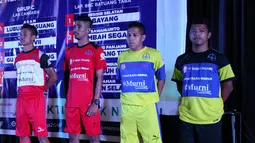 Pemain dari perwakilan tim mengenakan kostum tim saat drawing putaran Final Irman Gusman Cup 2016 di Hotel Mercure, Padang, Sumatera Barat. (Bola.com/SPARTAN Enterprise)