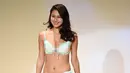 Miss Nippon 2016, Mika Matsuno berlenggang di atas catwalk saat kontes bikini Miss Nippon 2016 di Tokyo, Jepang (25/1). Miko merupakan putri dari politikus Jepang Yorihisa Matsuno. (AFP PHOTO/Toshifumi Kitamura)