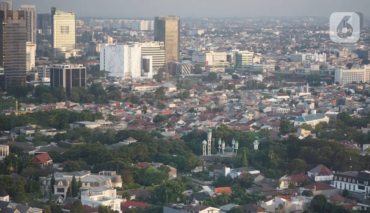 Lansekap pemukiman penduduk berlatar gedung bertingkat terlihat dari kawasan Senayan, Jakarta, Selasa (21/1/2020). Staf Khusus Kementerian PUPR Bidang Sumber Daya Air Firdaus Ali menjelaskan, ruang terbuka hijau di Jakarta baru 9,98% kurang dari syarat minimum 30%. (Liputan6.com/Immanuel Antonius)