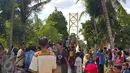 Warga saat menyaksikan peresmian Jembatan Asa di Desa Pintas Tuo, Kecamatan Muara Tabir, Jambi, (7/8). Jembatan itu sangat berarti bagi warga, karena menjadi penghubung akses antardesa yang selama ini terputus. (Liputan6.com/dok SCTV)