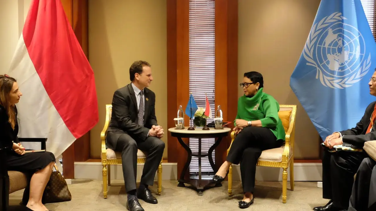 Menlu Retno Marsudi melangsungkan pertemuan secara terpisah dengan Commissioner General UNRWA,  Pierre Krähenbühl dan Menlu Palestina, Riad Maliki (Kemlu.go.id)