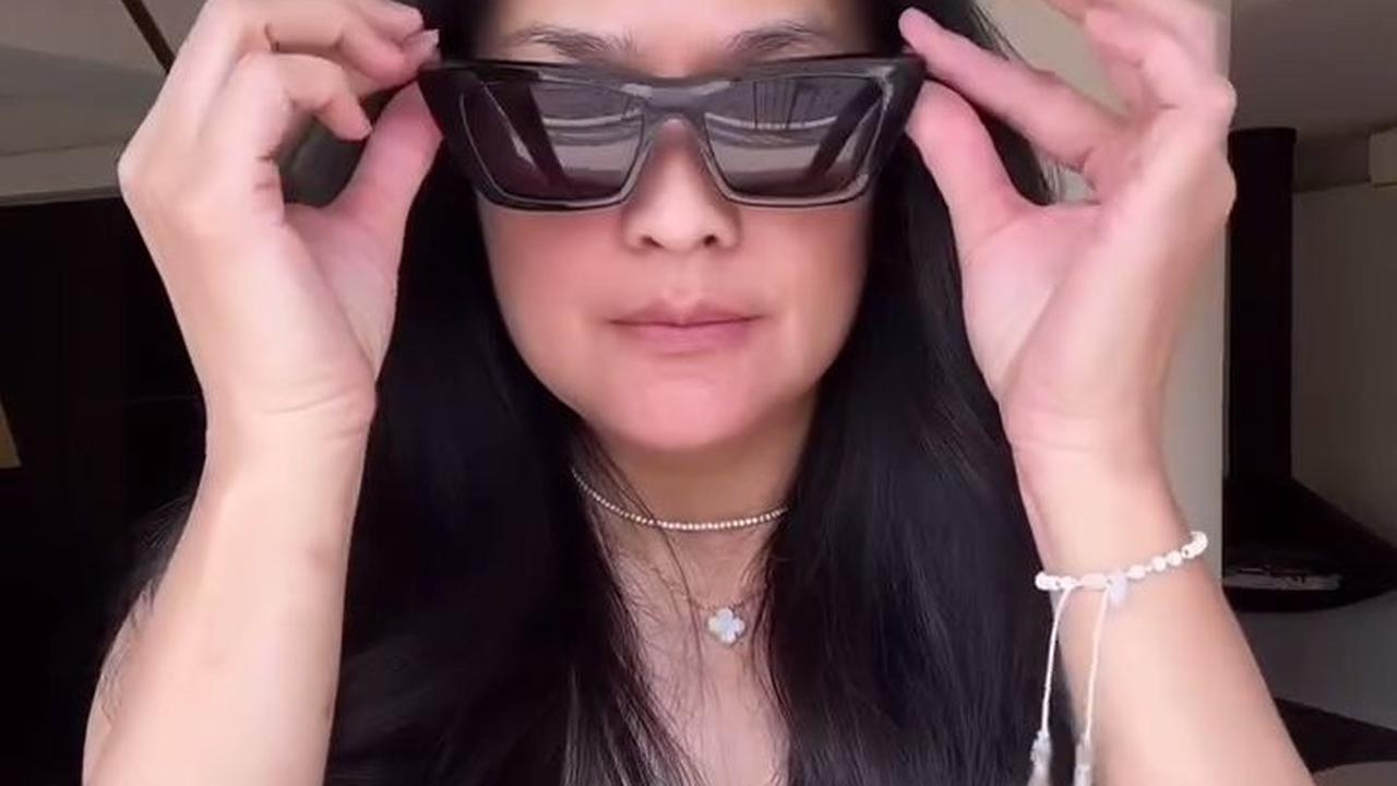 Tampil Kekinian dengan Rok Mini, 7 Potret Donna Harun yang Makin Stunning dan Slay di Usia 57 Tahun