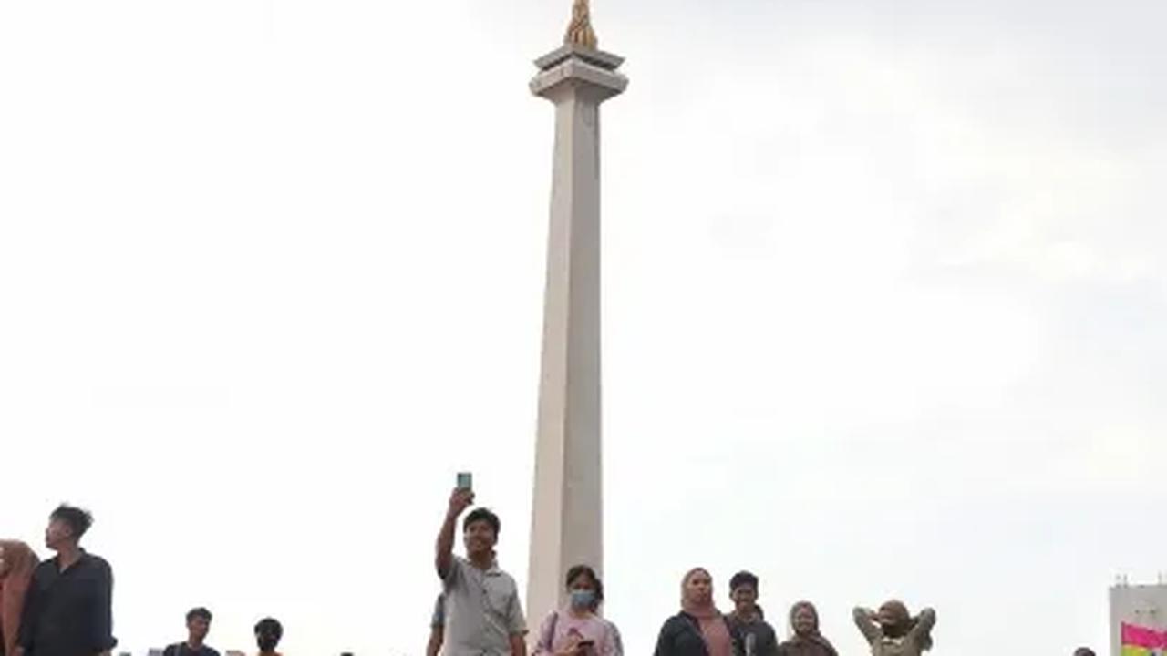 Dalam aturan yang diterbitkan Pemprov DKI Jakarta, yaitu Peraturan Gubernur (Pergub) No. 186 Tahun 2017, Monas hanya dapat dipakai untuk kegiatan pendidikan, sosial, budaya, dan keagamaan.