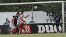 Pemain UMM duel udara dengan pemain STIMED Nusa Palapa pada laga Torabika Cup 2017 di Stadion Cakrawala, Malang, Rabu (22/11/2017). UMM Imbang 2-2 dengan STIMED Nusa Palapa. (Bola.com/M Iqbal Ichsan)