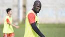 Bek Persija, O.K Jhon saat berlatih jelang babak 8 besar Piala Jenderal Sudirman di Lapangan Sawangan, Depok, Jawa Barat, Senin (7/12/2015). (Bola.com/Vitalis Yogi Trisna) 