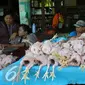 Pedagang ayam menunggu pembeli di salah satu pasar di Jakarta, Selasa (3/5). BPS mengatakan laju inflasi nasional akan tetap terkendali dan rendah hingga memasuki periode puasa Ramadhan pada Juni 2016.. (Liputan6.com/Angga Yuniar) 