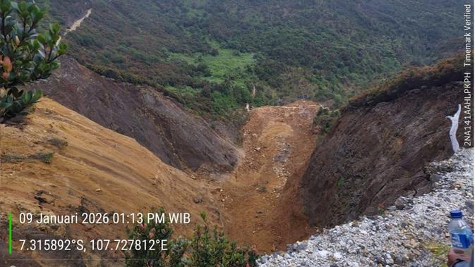 Badan Geologi Desak Penutupan Jalur Pendakian Gunung Papandayan Akibat Longsor