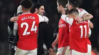 Ekspresi manajer Arsenal, Mikel Arteta, dan para pemain setelah mengalahkan Manchester United 2-0 di Stadion Emirates, Kamis (2/1/2020) dini hari WIB. (AFP/Ben Stansall)
