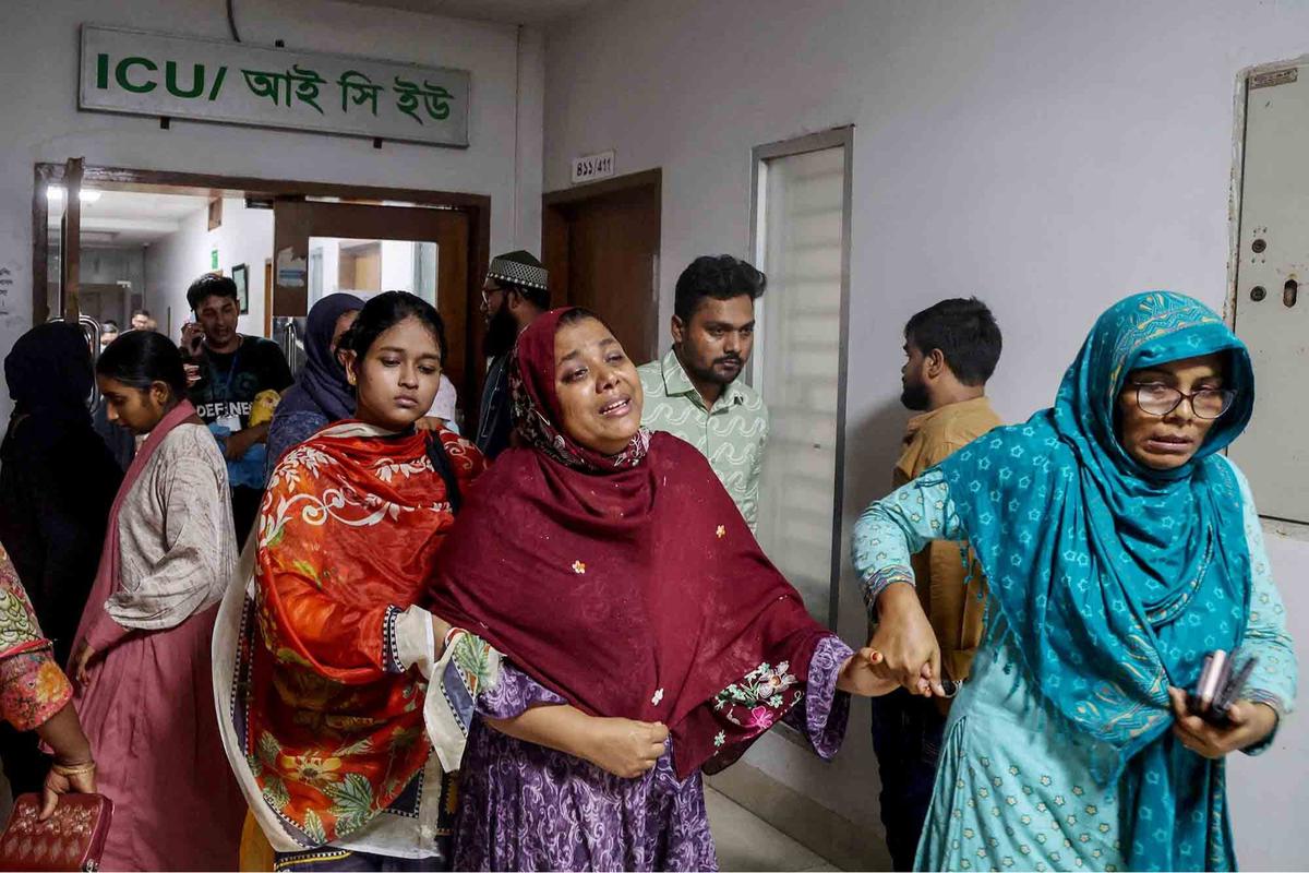 FOTO: Pesawat Latih AU Bangladeh  Jatuh di Sekolah, 25 Tewas