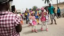 Peserta Winneba Fancy Dress bersiap melakukan parade di Ghana, Senin (2/1). The Fancy Dress festival adalah festival topeng yang diadakan setiap tahun di bulan Januari oleh orang-orang dari Winneba. (AFP PHOTO / Ruth McDowall)