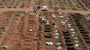 Petugas dengan pakaian pelindung membawa peti mati seseorang yang meninggal karena komplikasi COVID-19 ke dalam kuburan di pemakaman Vila Formosa di Sao Paulo, Brasil, Rabu (7/4/2021). Sao Paulo pada Rabu mulai menggali 600 kuburan tambahan setiap hari di pemakaman kotanya. (AP Photo/Andre Penner)