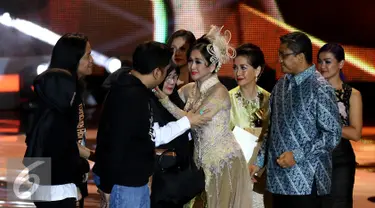 Paramitha Rusady  memeluk Istri Didi Petet yang menangis saat menerima Lifetime Achievment Award (Penghargaan Capaian Seumur Hidup) dalam Festival Film Bandung ke-28 untuk Didi Petet, Jawa Barat, Sabtu (12/9/2015). (Liputan6.com/Herman Zakharia)