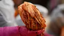 Secara tradisional, perempuan akan berkumpul untuk menyiapkan bahan-bahan dan memulai proses fermentasi alami, memastikan bahwa akan ada cukup makanan untuk memberi makan keluarga selama bulan-bulan musim dingin yang sangat dingin. (AP Photo/Lee Jin-man)