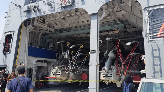 Dua helikopter di kapal JS Samidare yang tengah merapat di Tanjung Priok, Jakarta pada Rabu 8 Mei 2019 (Rizki Akbar Hasan / Liputan6.com)
