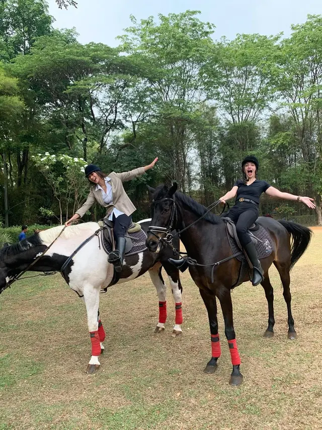5 Momen Seru Adinda Bakrie dan Nia Ramadhani Menunggag Kuda