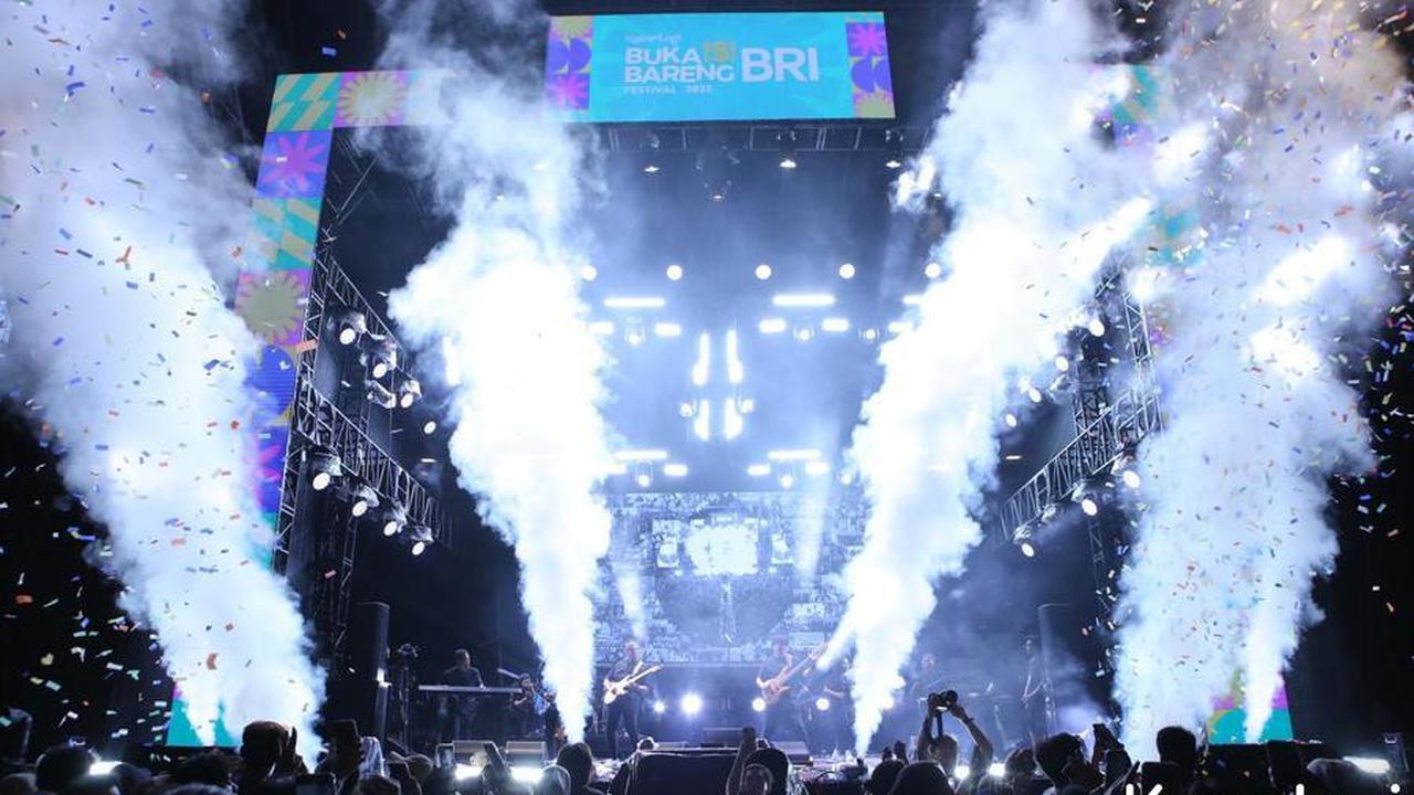 9 Potret Tulus di Panggung KapanLagi Buka Bareng (KLBB) BRI Festival 2025, Sukses Menutup Keseruan Hari Pertama