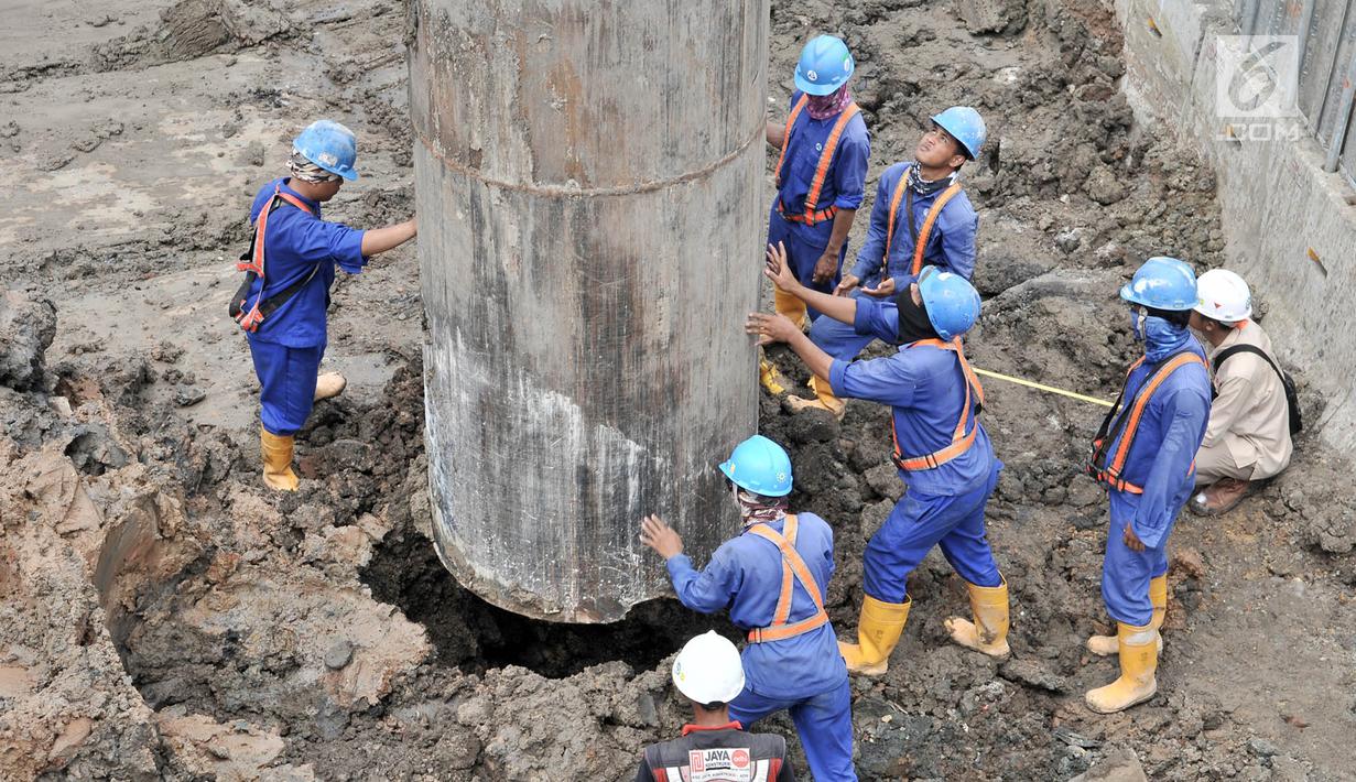 Aktivitas pekerja saat melakukan pembangunan proyek enam ruas tol dalam kota seksi 1A di kawasan Cakung, Jakarta, Senin (5/11). Proyek ini dikerjakan sejak Februari 2017. (Liputan6.com/Iqbal Nugroho)