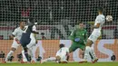 PSG Langsung unggul 1-0 saat laga baru berjalan delapan menit. Idrissa Gueye sukses melesakkan bola ke kiri atas gawang Ederson usai memanfaatkan kemelut di muka gawang Manchester City. (AP/Christophe Ena)
