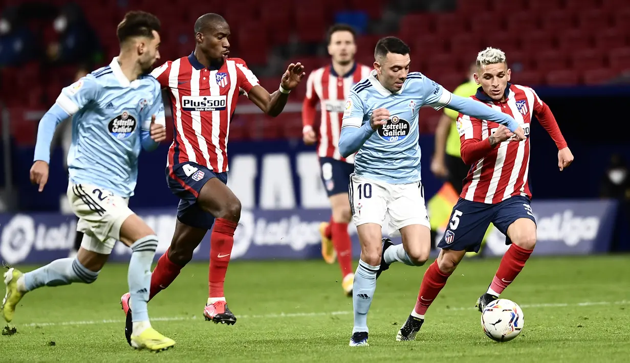 Penyerang Celta Vigo, Iago Aspas (kedua kanan) menggiring bola dari kawalan pemain Atletico Madrid pada pertandingan lanjutan La Liga Spanyol di stadion Wanda Metropolitano di Madrid, Spanyol, Selasa (9/2/2021). Atletico bermain imbang atas Celta Vigo 2-2. (AP Photo/Jose Breton)