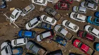 Kendaraan-kendaraan yang rusak terjebak di lumpur setelah banjir melanda Poza Rica, Negara Bagian Veracruz, Meksiko, pada Minggu (12/10/2025). (Dok. AP/Felix Marquez)&nbsp;&nbsp;&nbsp;