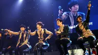 2AM menggelar konser di Jepang dengan berlinang air mata akibat tragedi kapal tenggelam Sewol yang maish menyisakan duka.