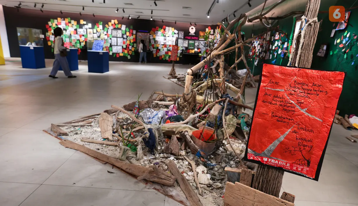 Beragam karya seni rupa kontemporer ditampilkan dalam pameran Jakarta Biennale 2026 bertajuk “KEBAL” di Gedung Trisno Soemardjo, Taman Ismail Marzuki (TIM), Cikini, Jakarta Pusat, Jumat (9/10/2026). Pameran ini merefleksikan ketahanan dan identitas kelas pekerja serta masyarakat urban. (KLY/Budy Santoso)