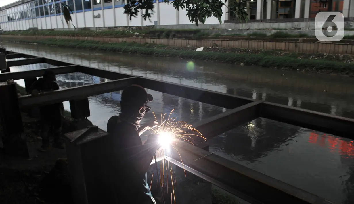 Aktivitas pekerja dari Dinas Sumber Daya Air saat menyelesaikan proyek revitalisasi trotoar di Jalan RM Margono Djojohadikoesoemo, Jakarta, Kamis (16/1/2020). Revitalisasi trotoar sepanjang 300 meter ini ditargetkan rampung pada akhir Februari 2020 mendatang. (merdeka.com/Iqbal Nugroho)