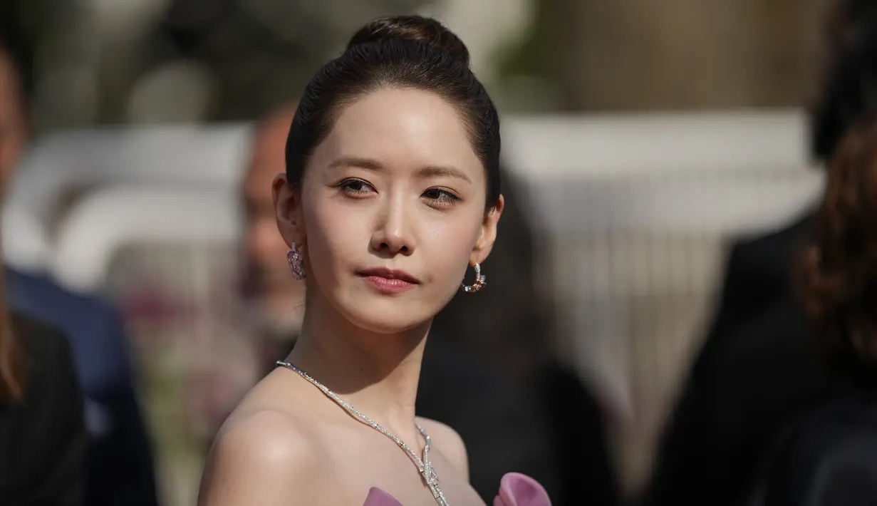 Im Yoona yang juga dikenal sebagai YoonA berpose untuk fotografer setibanya pada pemutaran perdana film 'Horizon: An American Saga' di festival Cannes, Prancis selatan, Minggu (19/5/2024). (Photo by Andreea Alexandru/Invision/AP)