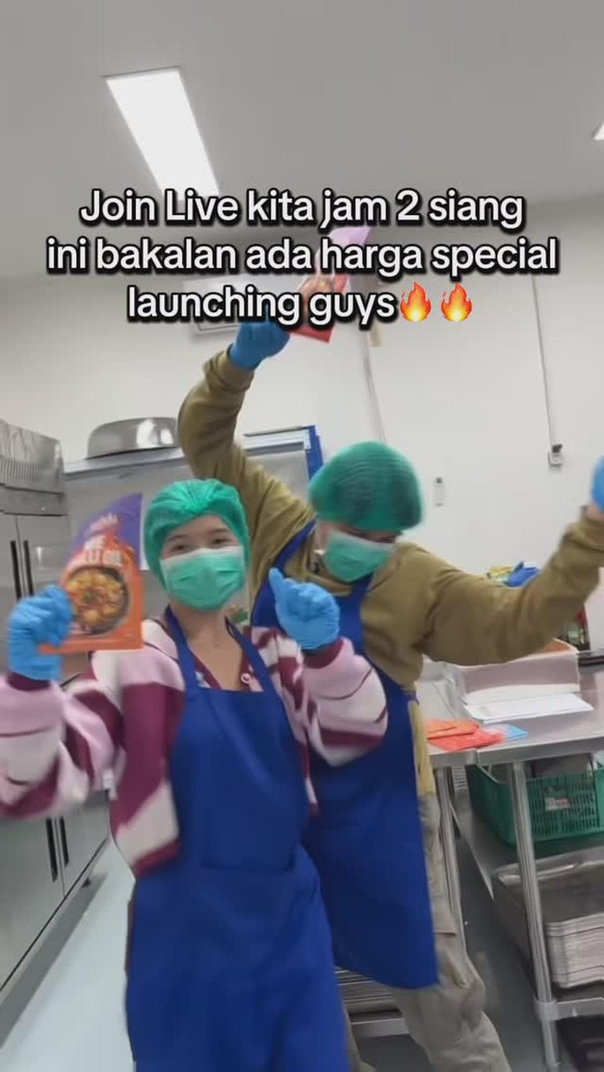 6 Potret Pesinetron Sidik Eduard yang Kini Jualan Makanan di Pinggir Jalan, Diangkut Pakai Motor