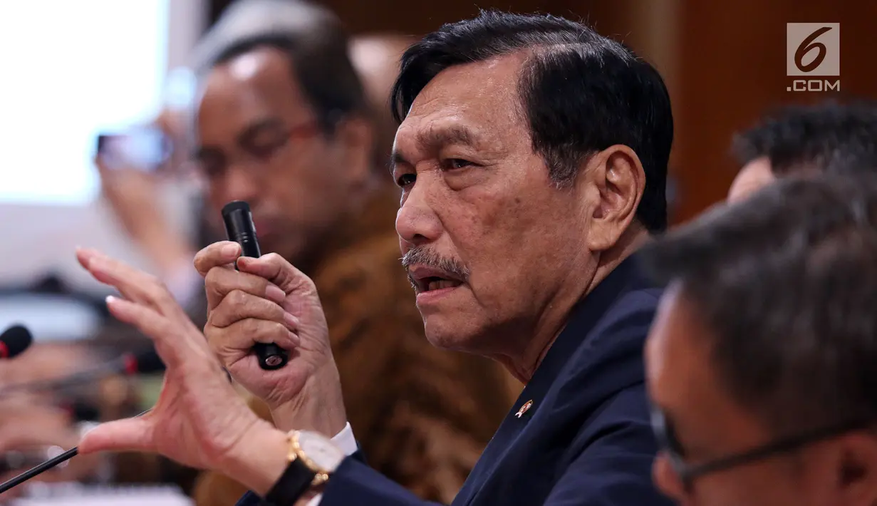 Menko Bidang Kemaritiman Luhut Binsar Panjaitan memberi paparan saat rapat koordinasi membahas pengembangan kendaraan listrik nasional di Gedung DPR, Jakarta, Kamis (29/11). Langkah ini sebagai upaya menekan emisi gas buang. (Liputan6.com/JohanTallo)