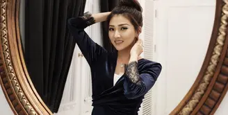 Sarwendah, terkenal dengan penampilannya yang berdaster dan sederhana. Namun siapa sangka saat berada di luar rumah, Sarwendah pun gayanya jug stylish banget seperti gadis remaja. (Instagram/Sarwendah29)